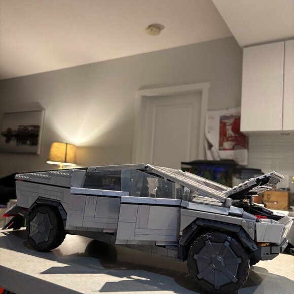 Mega bloks Tesla cybertruck - Picture 4 of 7